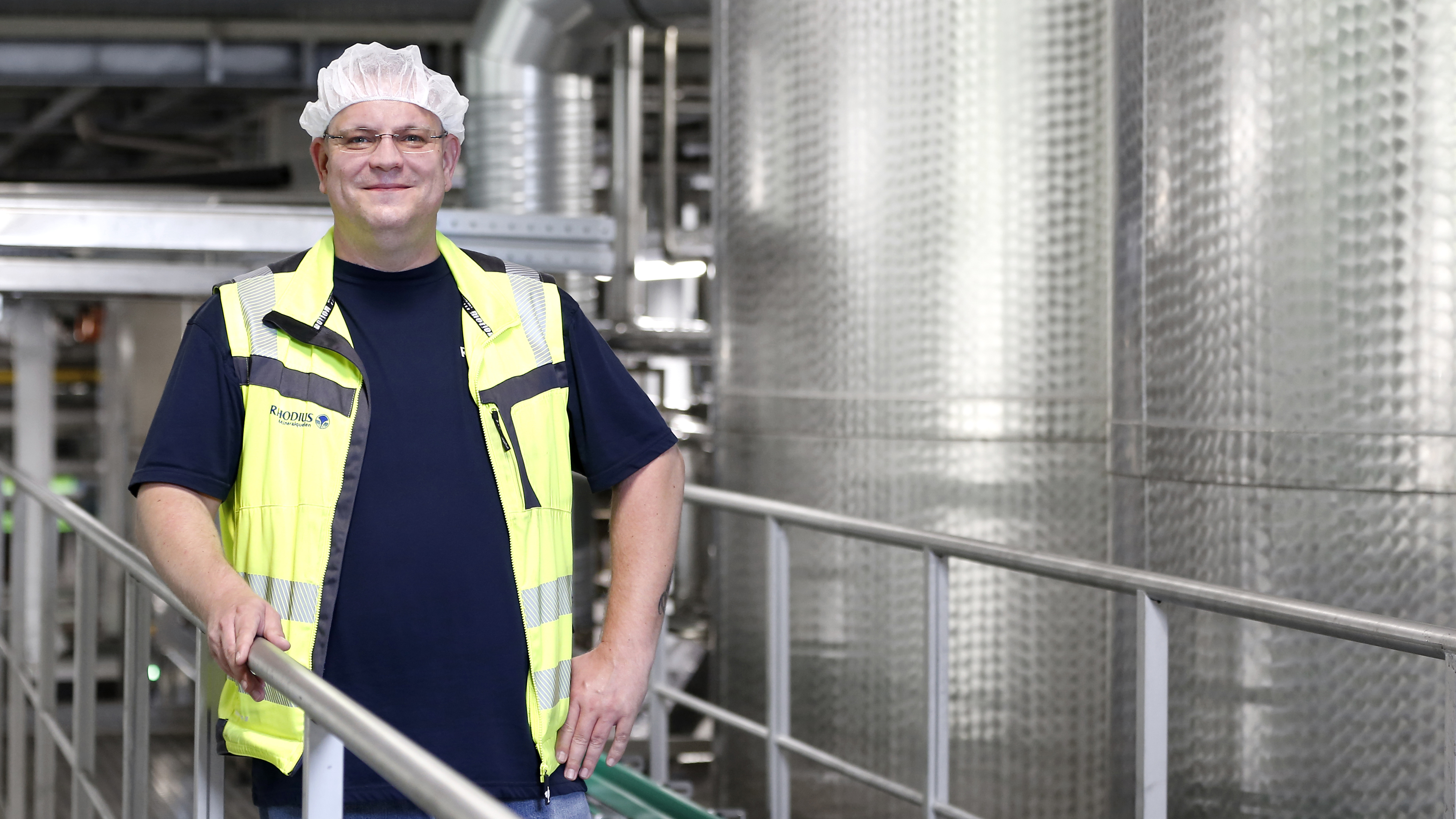 Modernste Abfüllanalgen bei Rhodius-Copacking: Bild Leiter Dosenanlage Sven Wutlich